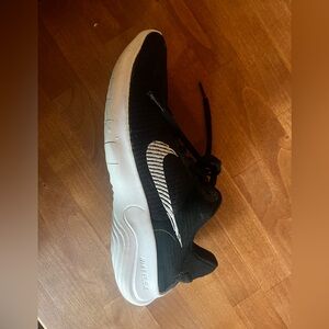 women’s nike black and white tennis shoes